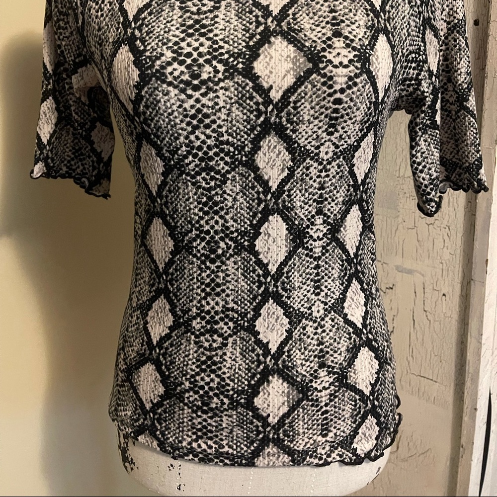 Snake pattern fitted top - Picture 3 of 3